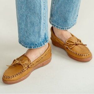 Minnetonka / 9.5 / Women's Moosehide Classic / Boat Shoes / Loafers / Moccasins